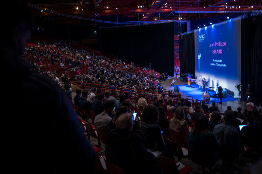 Photo de la grande scène vue des gradins lors de l'événement Audace d'Entreprendre Dijon 2024