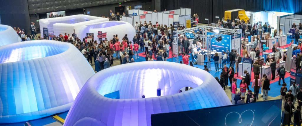 Photo des stands vus du haut lors de l'événement Audace d'Entreprendre Dijon 2024